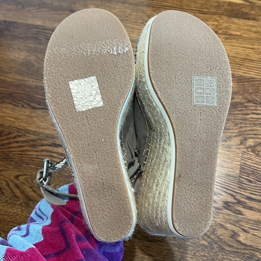 Dolce Vita Snake Suede Wedge. 7.5 - Picture 4 of 4